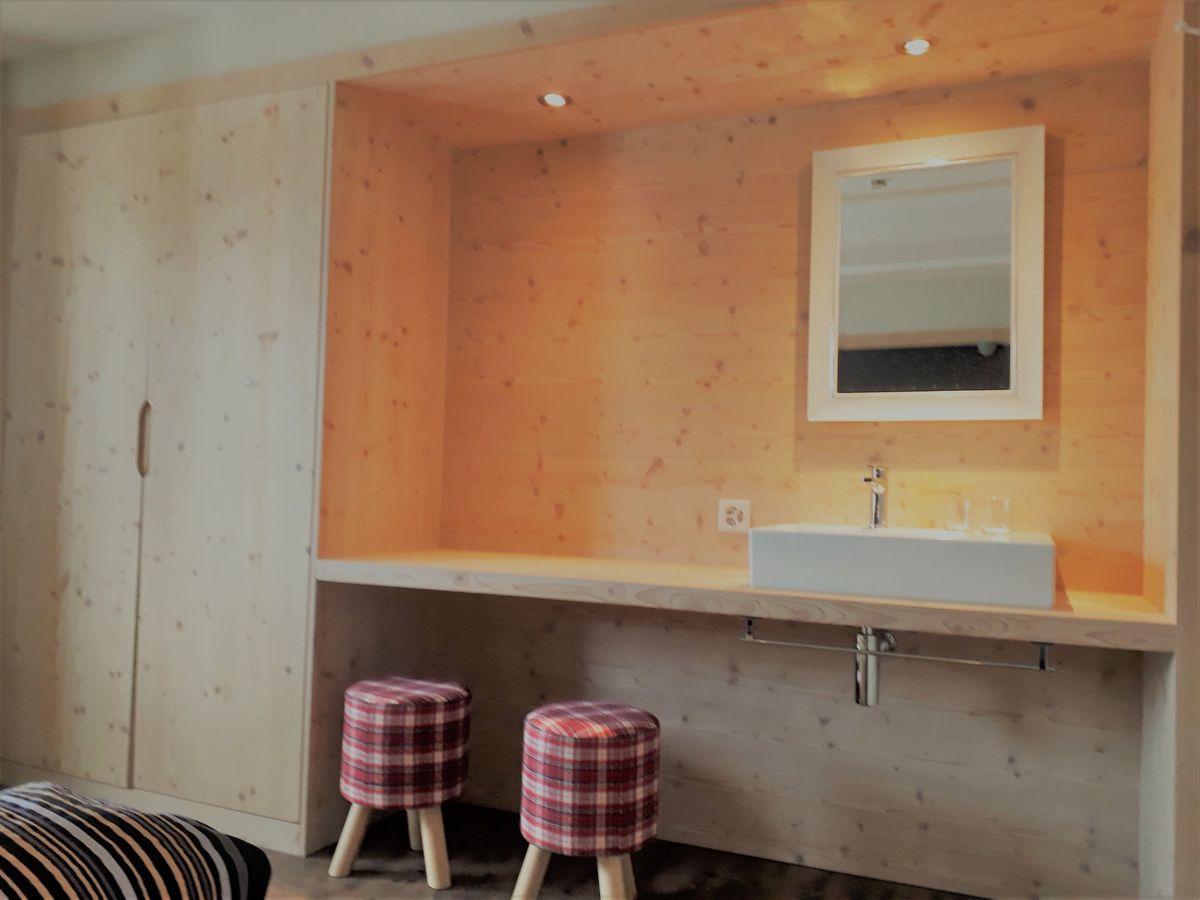 Tgantieni Sot - Haus mit Herz – image